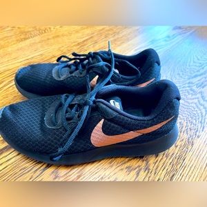 Nike women’s black bronze tennis athletic running shoe size 8 good Condition